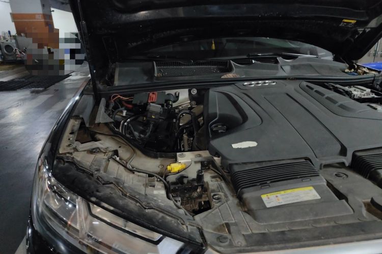 Used Audi Q7 2019 45 TFSI Comfort Model Engine Bay Right