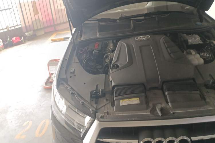 Used Audi Q7  Engine Bay Right