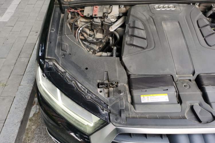 Used Audi Q7 2019 55 TFSI Technology Edition Engine Bay Right