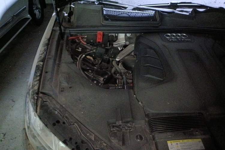 Used Audi Q7 2019 55 TFSI Technology Edition Engine Bay Right