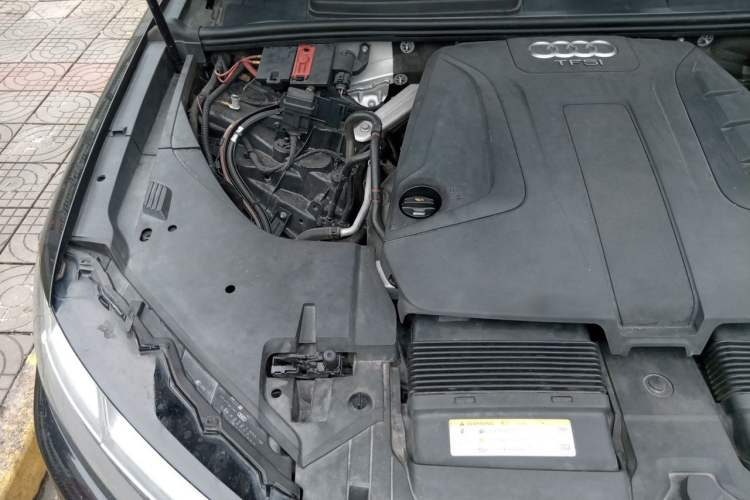 Used Audi Q7 2019 45 TFSI Comfort Model Engine Bay Right
