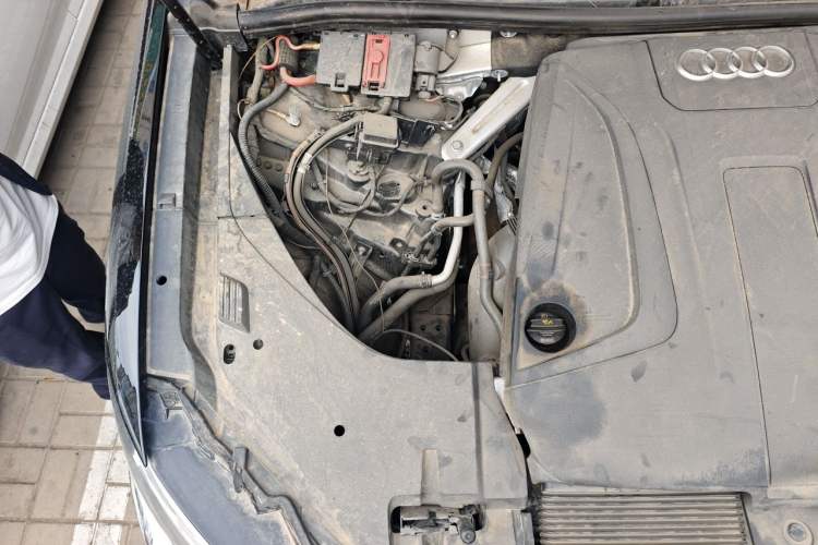 Used Audi Q7 2019 2.0T Standard Model Middle East Engine Bay Right