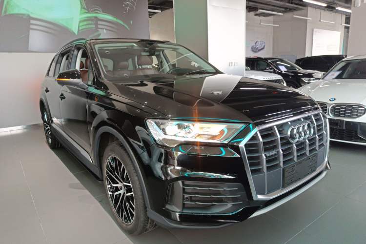 Used Audi Q7 2019 45 TFSI Comfort Model Front Right 45 Deg