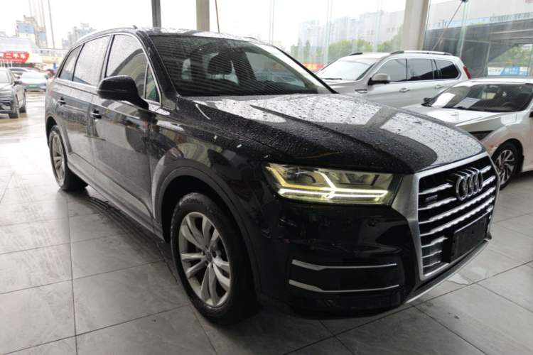 Used Audi Q7 2019 45 TFSI Comfort Model Front Right 45 Deg