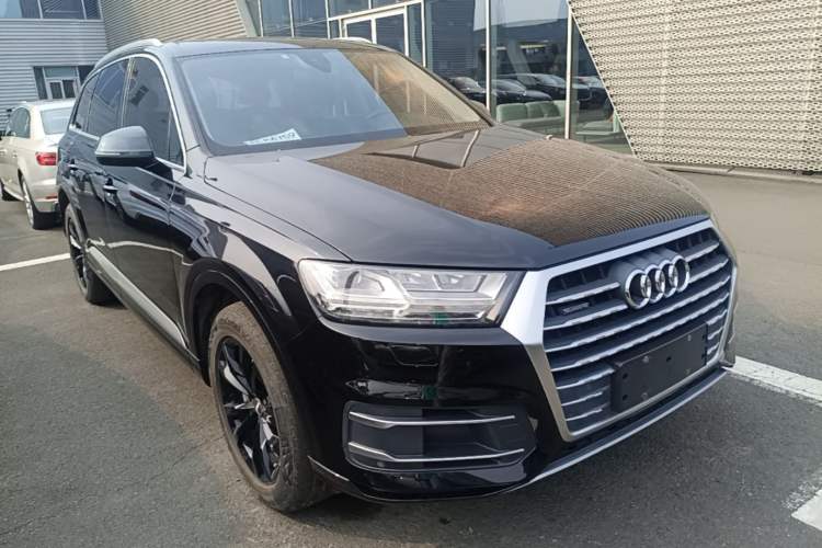 Used Audi Q7 2019 45 TFSI Comfort Model Front Right 45 Deg