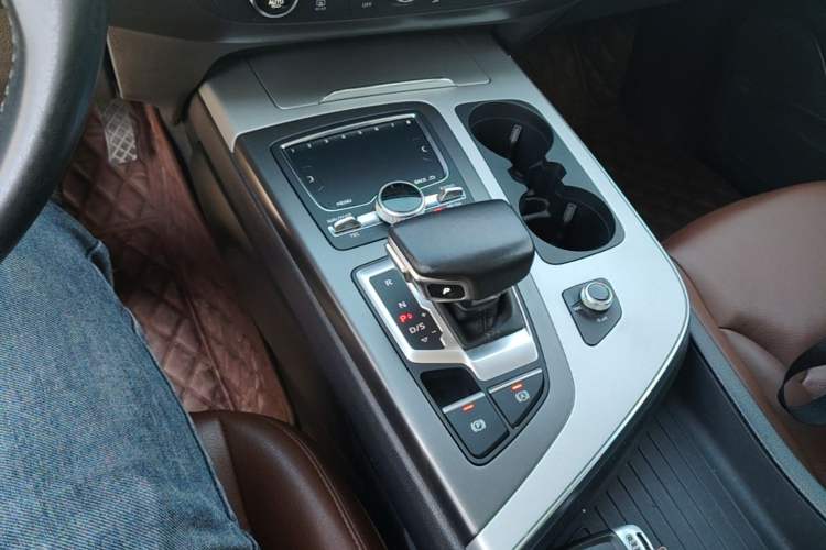 Used Audi Q7 2019 45 TFSI Comfort Model Gear Lever