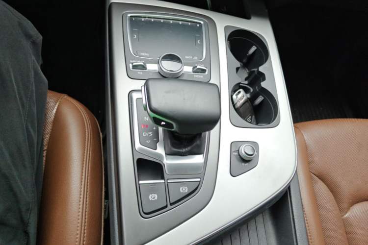 Used Audi Q7 2019 45 TFSI Comfort Model Gear Lever