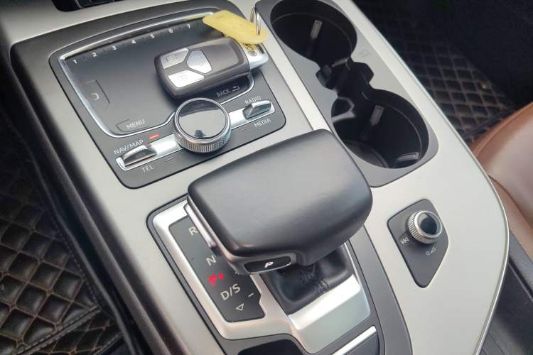 Used Audi Q7 2019 45 TFSI Comfort Model Gear Lever