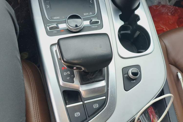 Used Audi Q7 2019 45 TFSI Comfort Model Gear Lever