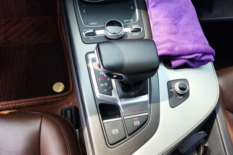 Used Audi Q7 2019 55 TFSI Technology Edition Gear Lever