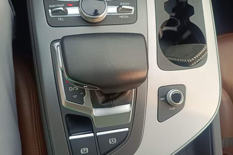 Used Audi Q7 2019 45 TFSI Comfort Model Gear Lever