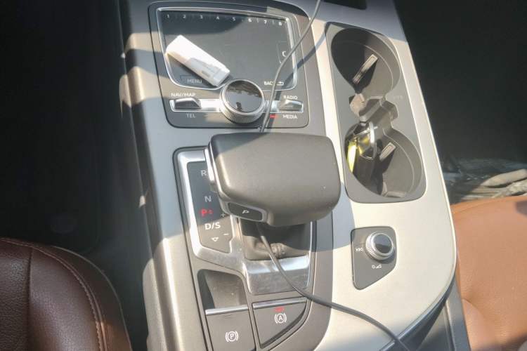 Used Audi Q7 2019 45 TFSI Comfort Model Gear Lever