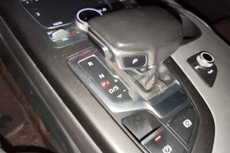 Used Audi Q7 2019 45 TFSI Comfort Model Gear Lever