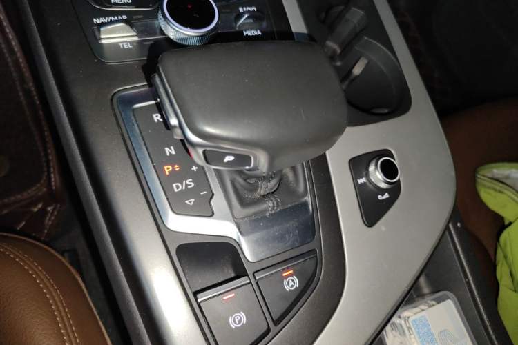 Used Audi Q7 2019 45 TFSI Comfort Model Gear Lever