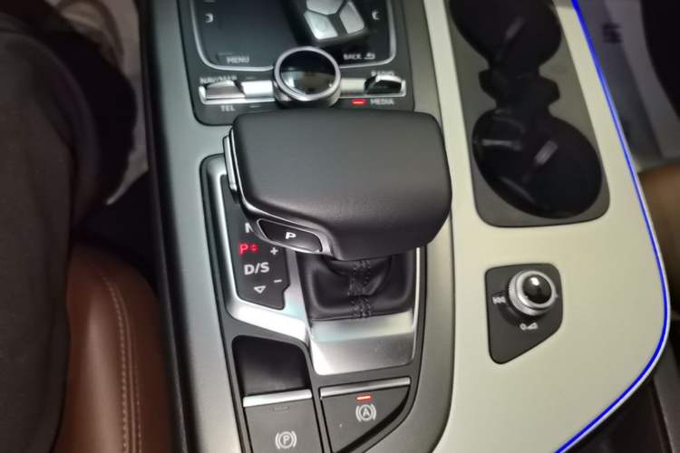 Used Audi Q7 2019 55 TFSI Technology Edition Gear Lever