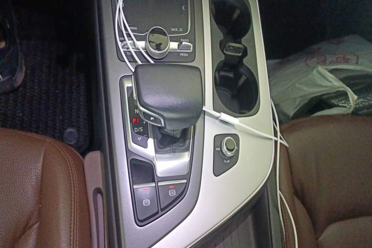 Used Audi Q7  Gear Lever