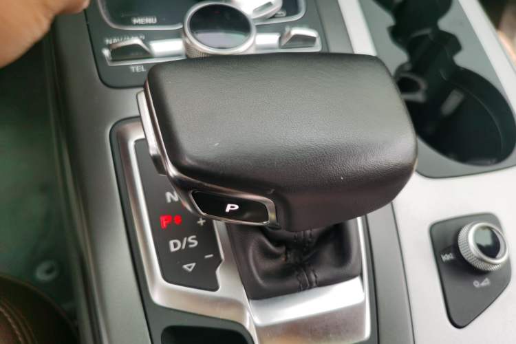 Used Audi Q7 2019 45 TFSI Comfort Model Gear Lever