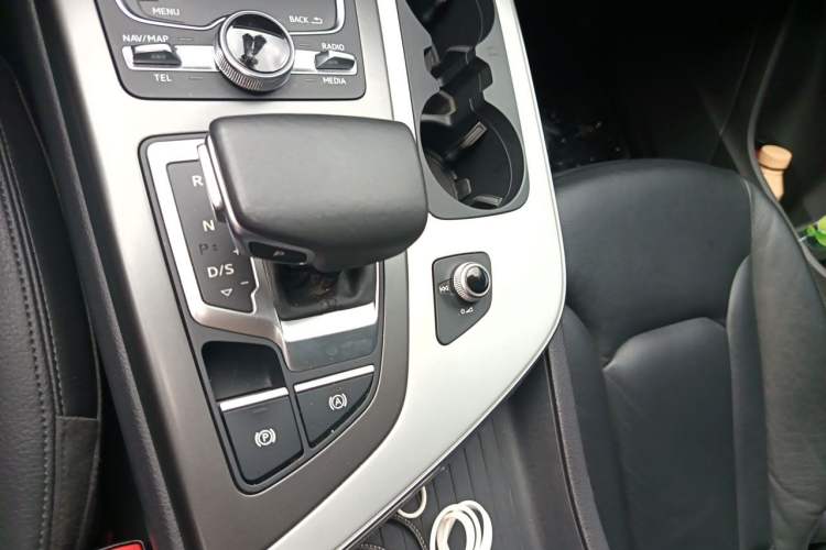 Used Audi Q7 2019 45 TFSI Comfort Model Gear Lever