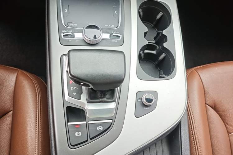 Used Audi Q7 2019 45 TFSI Comfort Model Gear Lever