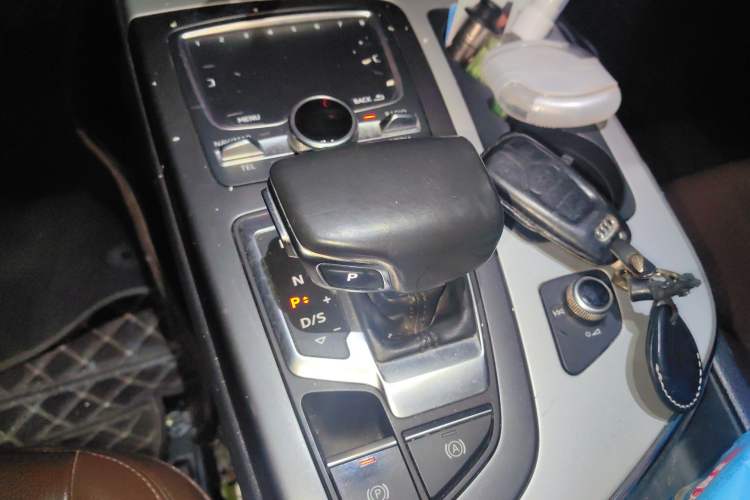 Used Audi Q7 2019 45 TFSI Comfort Model Gear Lever
