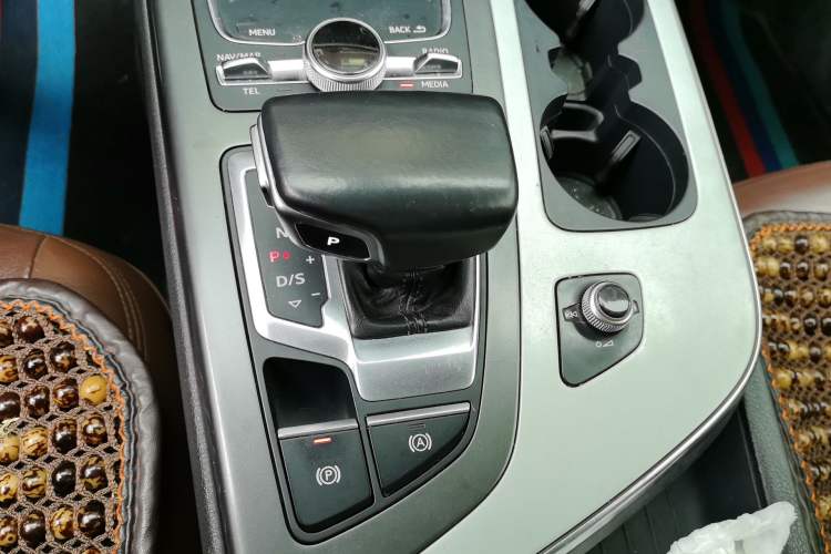 Used Audi Q7 2019 45 TFSI Comfort Model Gear Lever