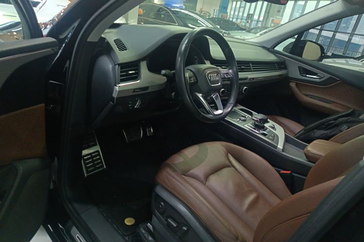 Used Audi Q7 2019 55 TFSI Technology Edition Interior 2