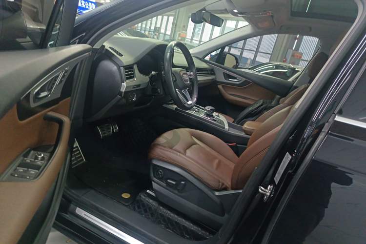 Used Audi Q7 2019 55 TFSI Technology Edition Interior 3