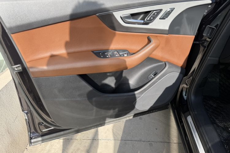 Used Audi Q7 2019 55 TFSI Technology Edition Interior 3