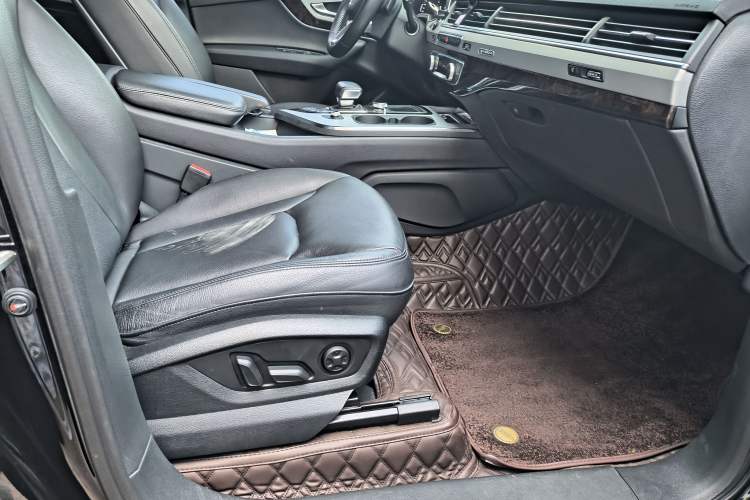 Used Audi Q7 2019 55 TFSI S line Sport Edition Interior 8