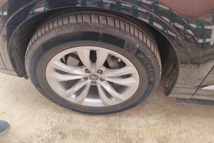 Used Audi Q7 2019 45 TFSI Comfort Model Left Front Wheel Hub