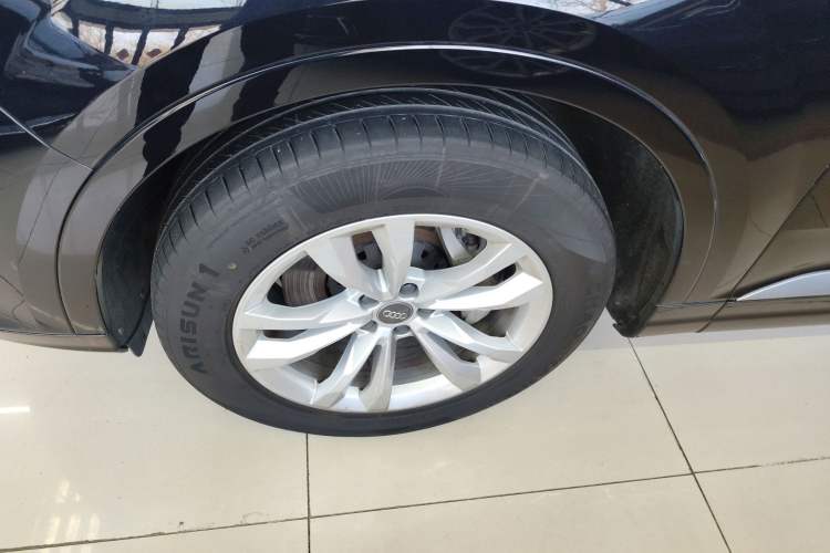 Used Audi Q7 2019 45 TFSI Comfort Model Left Front Wheel Hub