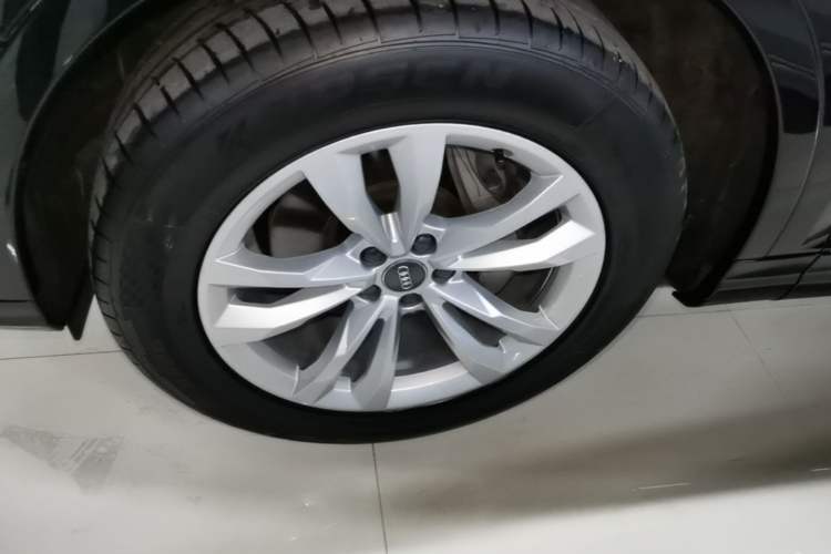 Used Audi Q7 2019 45 TFSI Comfort Model Left Front Wheel Hub