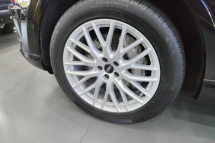 Used Audi Q7 2019 55 TFSI Technology Edition Left Front Wheel Hub