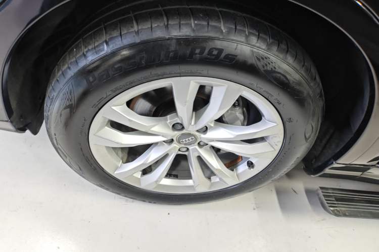 Used Audi Q7 2019 45 TFSI Comfort Model Left Front Wheel Hub