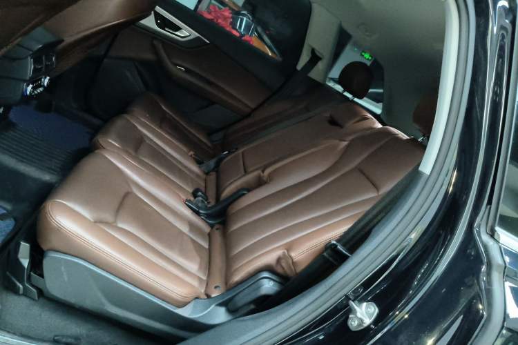 Used Audi Q7 2019 45 TFSI Comfort Model Left Rear Seat