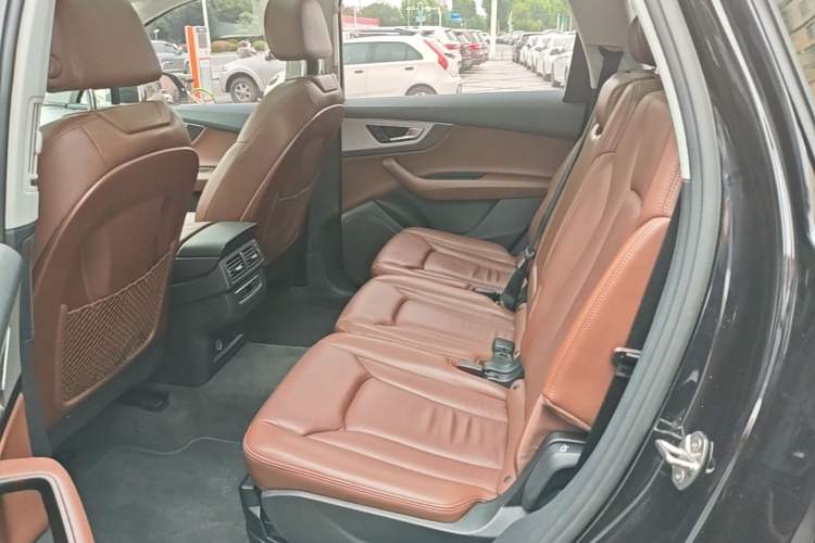 Used Audi Q7 2019 45 TFSI Comfort Model Left Rear Seat