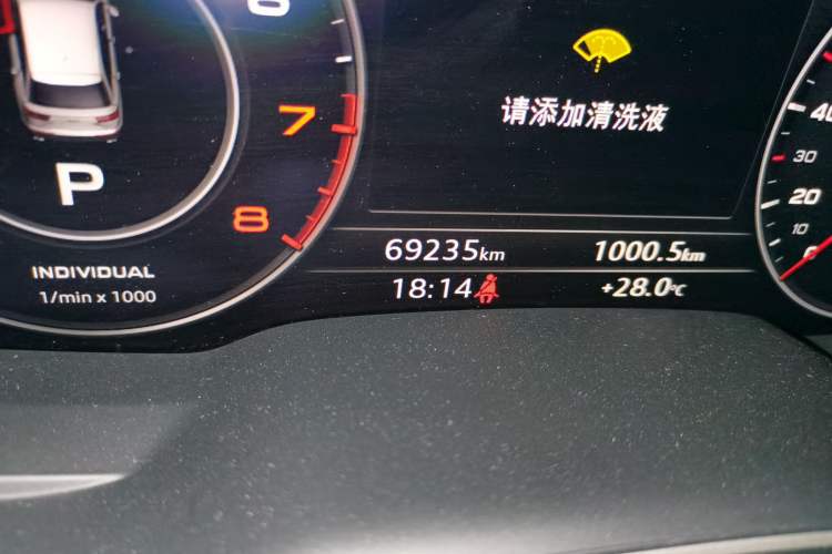Used Audi Q7 2019 45 TFSI Comfort Model Odometer Close Up
