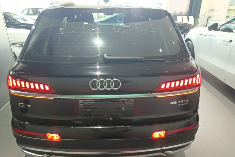 Used Audi Q7 2019 45 TFSI Comfort Model Rear