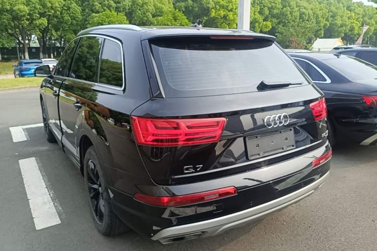 Used Audi Q7 2019 45 TFSI Comfort Model Rear Left 45 Deg