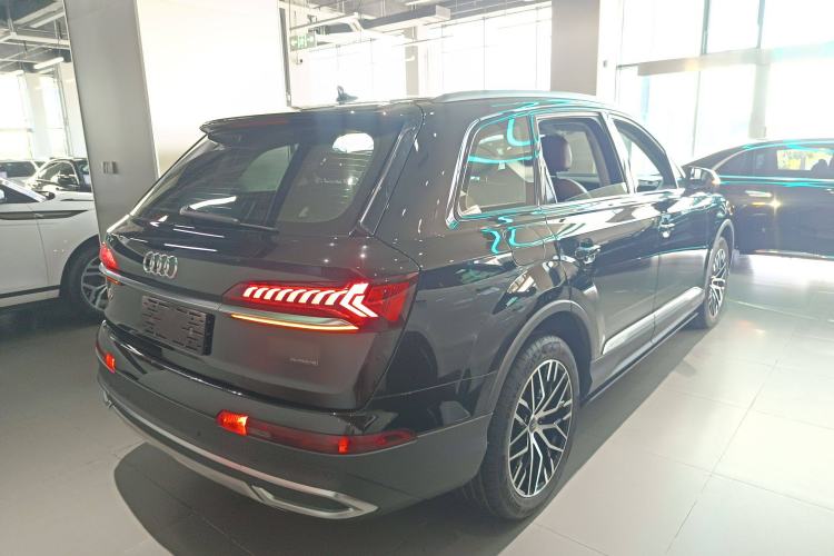Used Audi Q7 2019 45 TFSI Comfort Model Rear Right 45 Deg