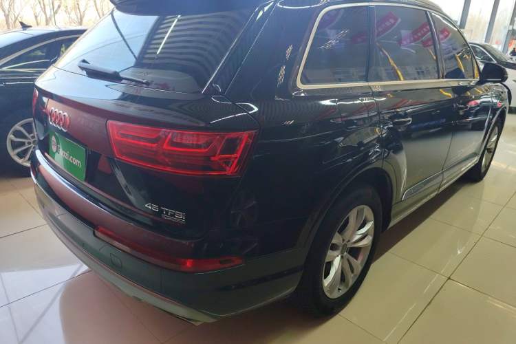 Used Audi Q7 2019 45 TFSI Comfort Model Rear Right 45 Deg