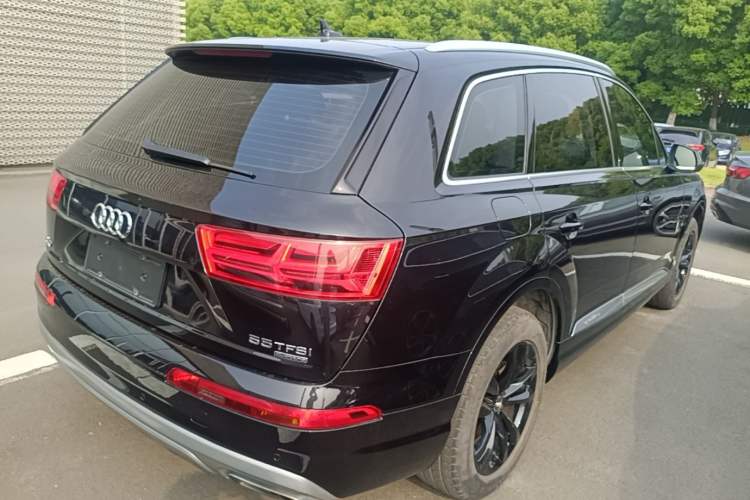 Used Audi Q7 2019 45 TFSI Comfort Model Rear Right 45 Deg
