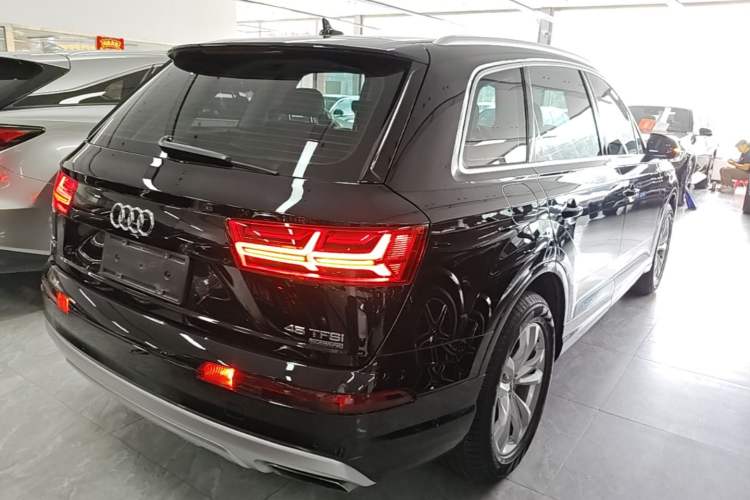 Used Audi Q7 2019 45 TFSI Comfort Model Rear Right 45 Deg