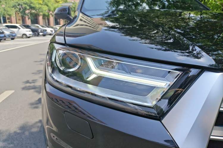 Used Audi Q7  Right Front Headlight