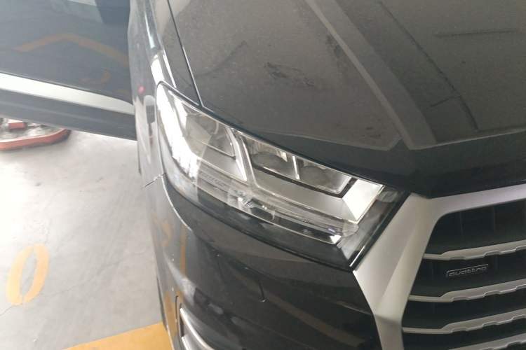 Used Audi Q7  Right Front Headlight