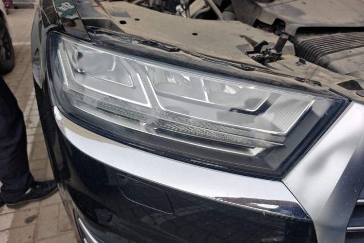 Used Audi Q7 2019 2.0T Standard Model Middle East Right Front Headlight