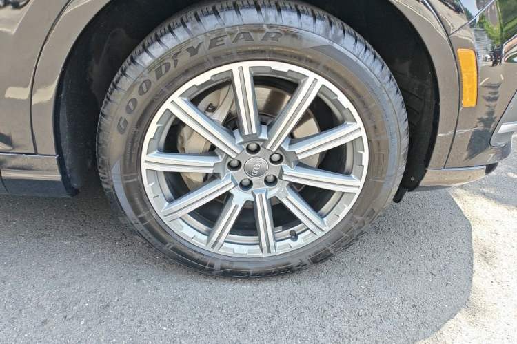 Used Audi Q7  Right Front Wheel Hub