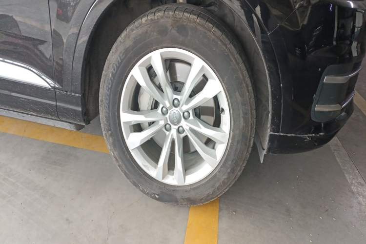 Used Audi Q7  Right Front Wheel Hub