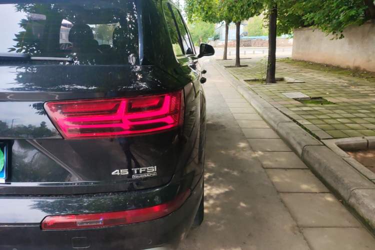 Used Audi Q7 2019 45 TFSI Comfort Model Right Rear Taillight