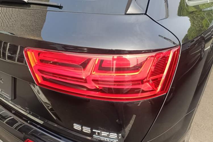 Used Audi Q7 2019 45 TFSI Comfort Model Right Rear Taillight